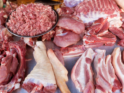 Bioschweinefleisch auf einem Tisch